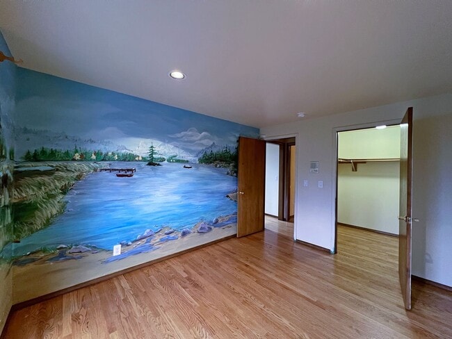 Building Photo - Gated Sound view home Des Moines area, 4 bed plus den 2.5 bath 3900 s/f, Available NOW!!!