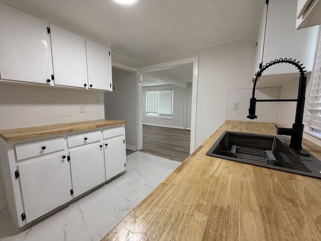 Building Photo - 321 Easy St