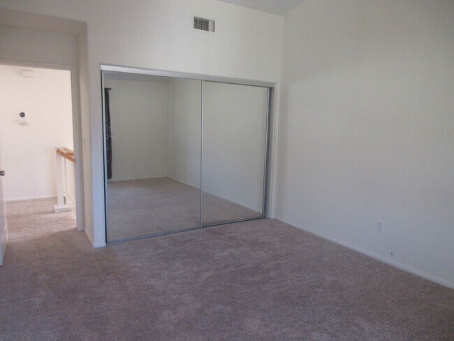 Building Photo - *Reduced* 3 bedroom, 2.5 bath townhome on Dronfield in Polk Village complex