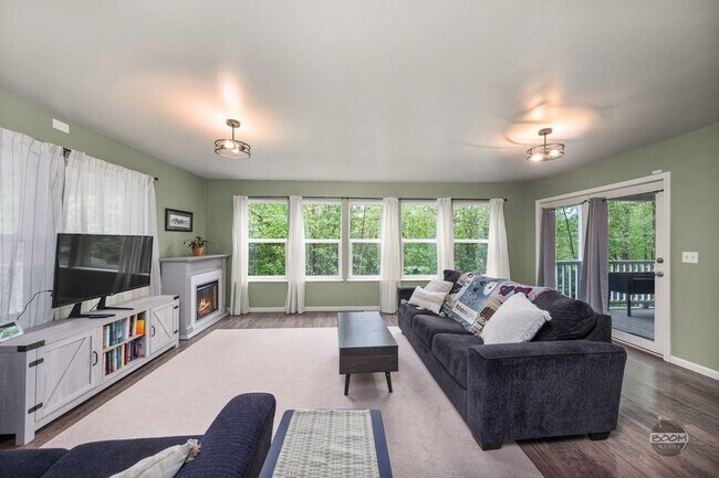 Building Photo - Charming Palmer Home!
