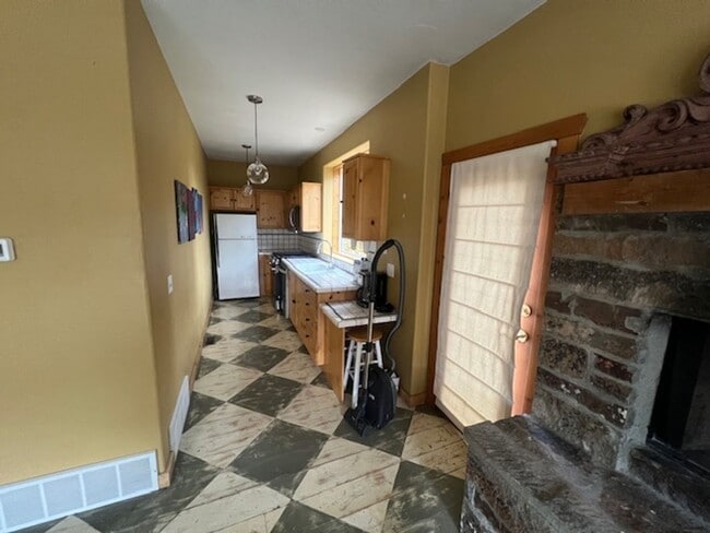 Building Photo - OLD TOWN GEM