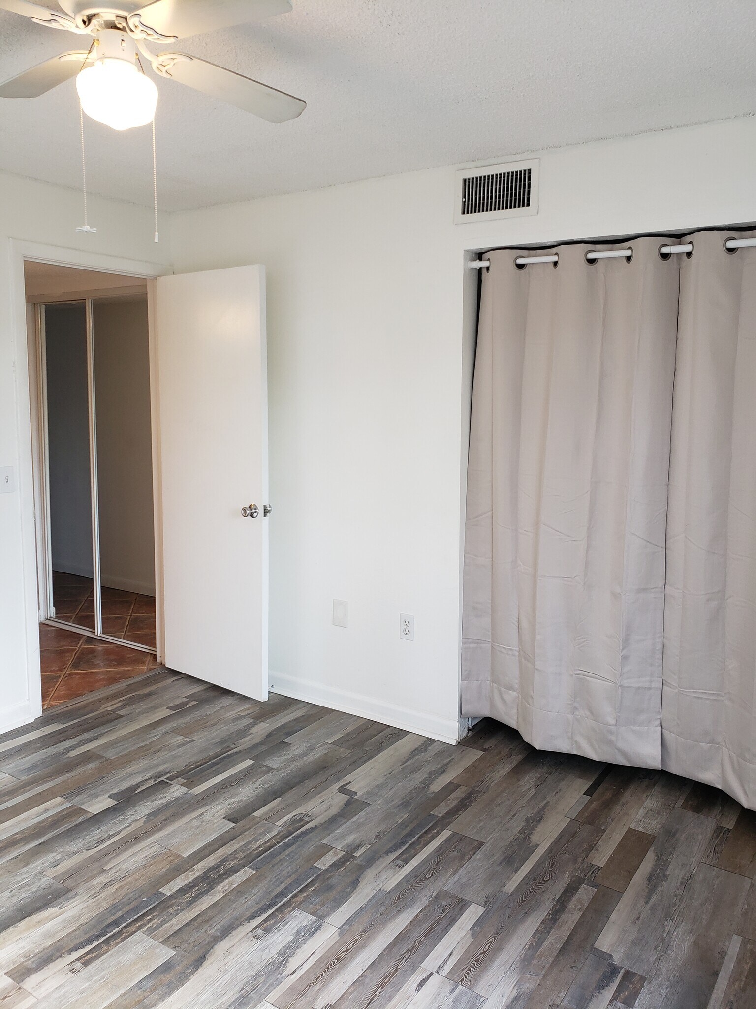 Building Photo - 2724 Hidden Lake Blvd