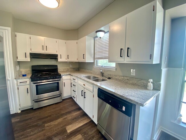 Building Photo - Adorable remodeled home 3 bedroom 2 bath i...