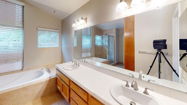 Building Photo - Spacious 4BR/2.5BA Single Level Home in Oc...