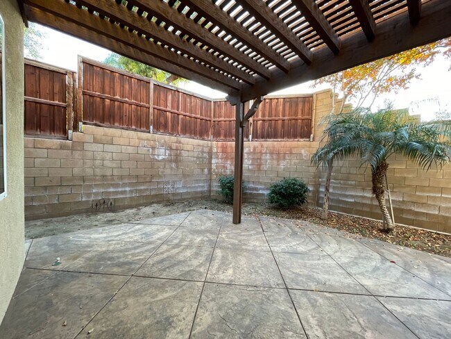 Building Photo - 3 bedroom, 2.5 bath Home located in the Gated College Lane Community in Redlands, CA