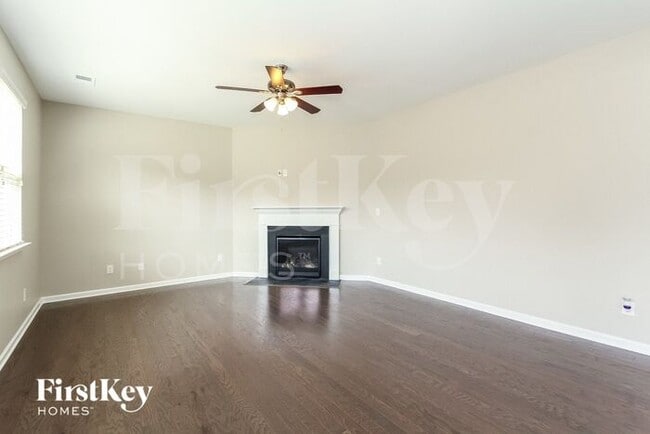 Building Photo - 11370 Cedarvale Farm Pkwy