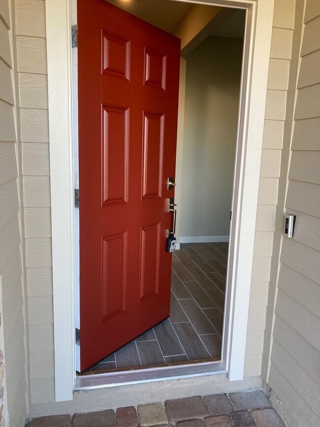 Building Photo - Comfortable 3 Bedroom Home With Great Outd...