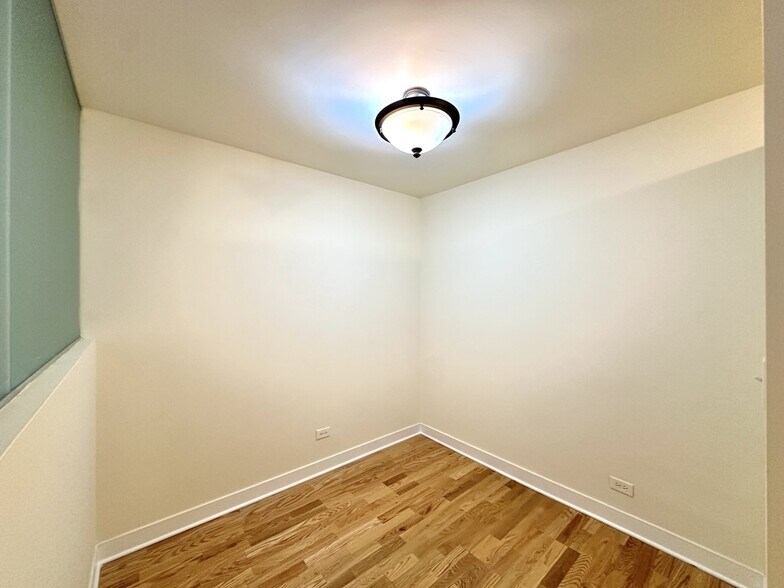 Building Photo - 650 W Wrightwood Ave