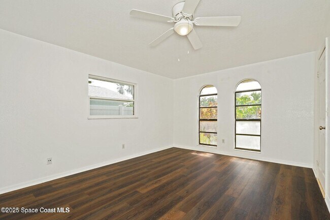 Building Photo - 765 Palm Dr