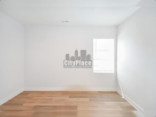 Building Photo - 1135 W 21st St