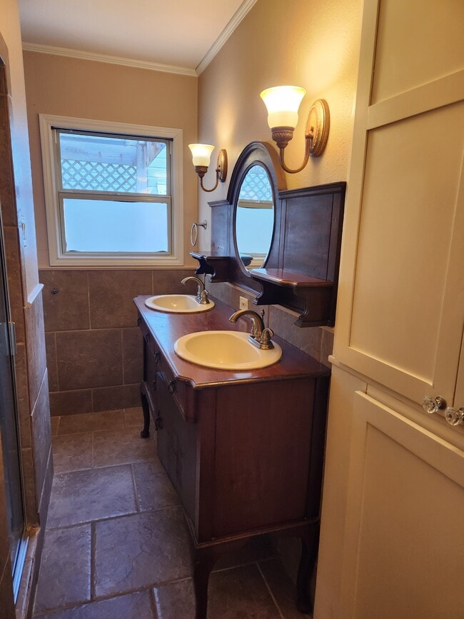 Building Photo - 3221 Lawnview St