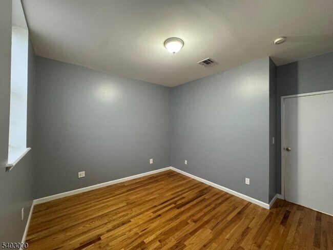 Building Photo - 610 Devon St