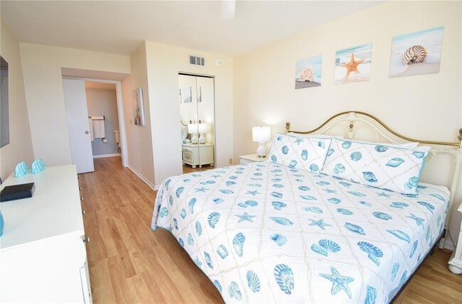 Building Photo - 6021 Bahia Del Mar Cir N