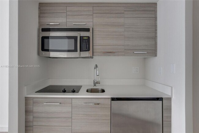 Building Photo - 1756 N Bayshore Dr