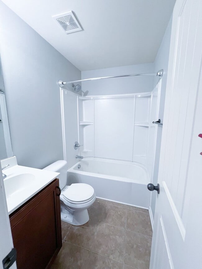 Building Photo - 2 Bedroom 1.5 Bath Townhome