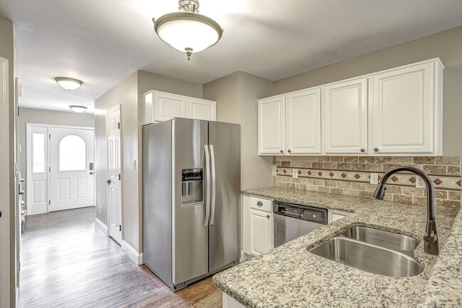 Building Photo - 3 Bedroom Home with Large Fenced in Yard, 2 Car Garage & Bonus Room!