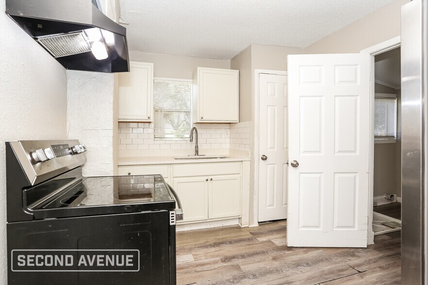 Building Photo - 2011 W 15th St