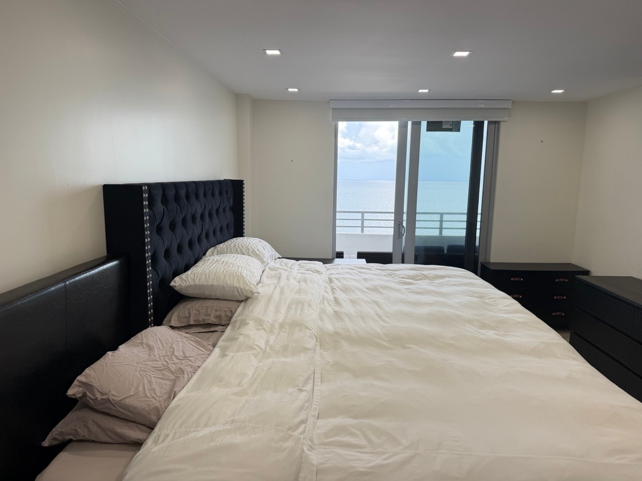 Bedroom - Cozy Reading Nook - 5555 Collins Ave