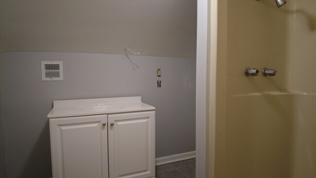 Building Photo - 604 N Duncan Ave