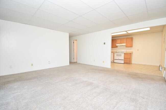 Building Photo - Pet Friendly! Garden Level 2 Bedroom in a ...