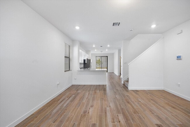 Building Photo - 713 SE 15th Ave