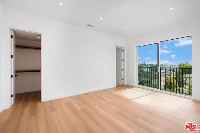 Building Photo - 726 Robinson St