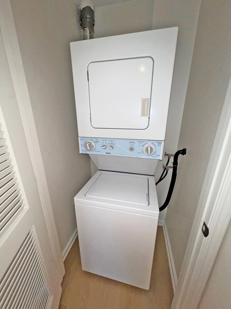 Building Photo - 2969 Kelton Ave