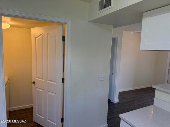 Building Photo - 5751 N Kolb Rd