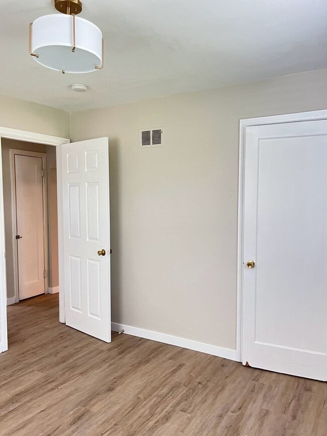 Building Photo - Charming 2 bedroom home, garage parking!