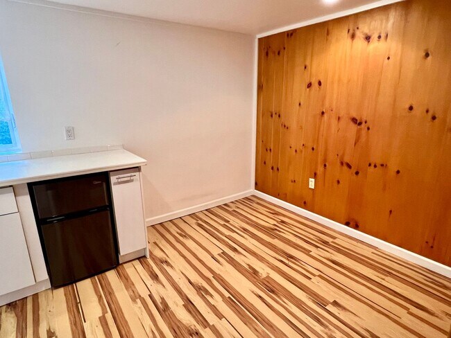 Building Photo - Maple Leaf Home