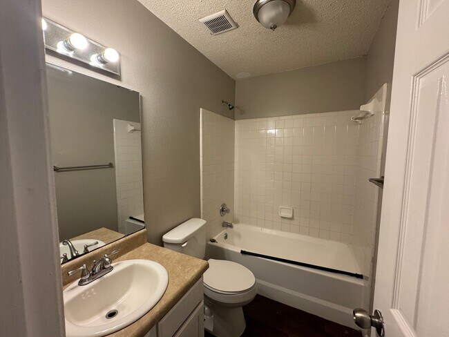 Building Photo - Lovely 3/2 Townhome near FSU and TCC