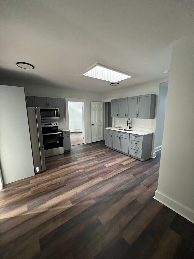 Building Photo - 185 Maple St