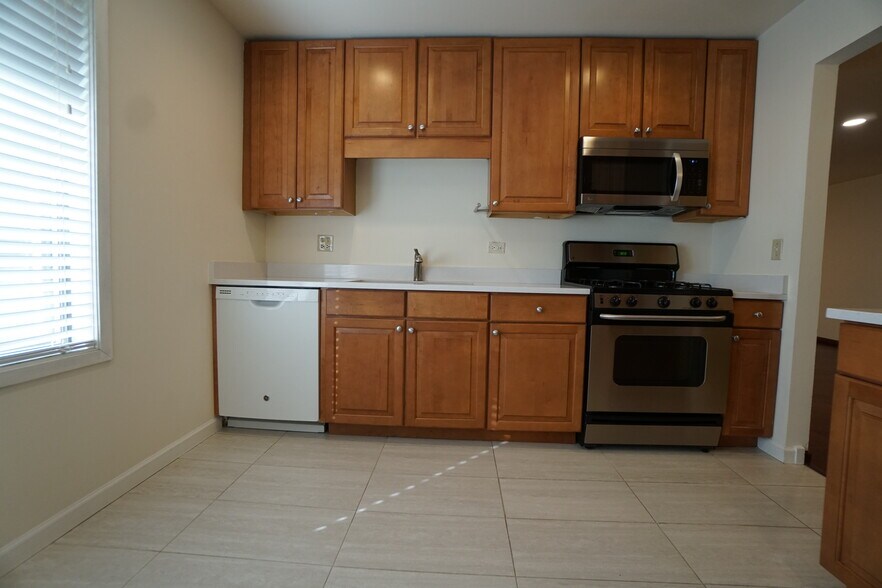 Building Photo - 6237 Trinity Dr