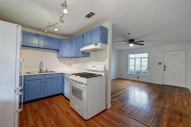 Building Photo - 904 E 55th 1/2 St