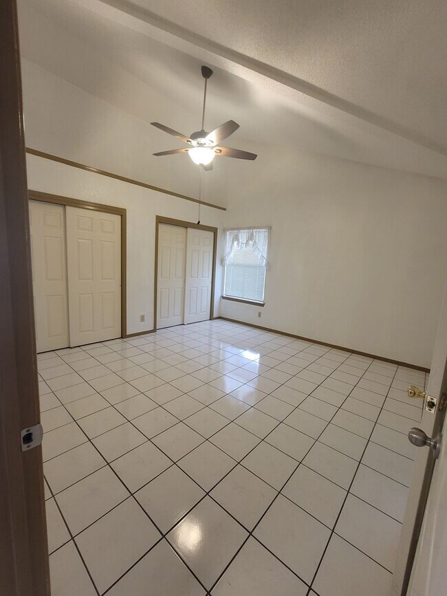 Building Photo - Ready to View!!