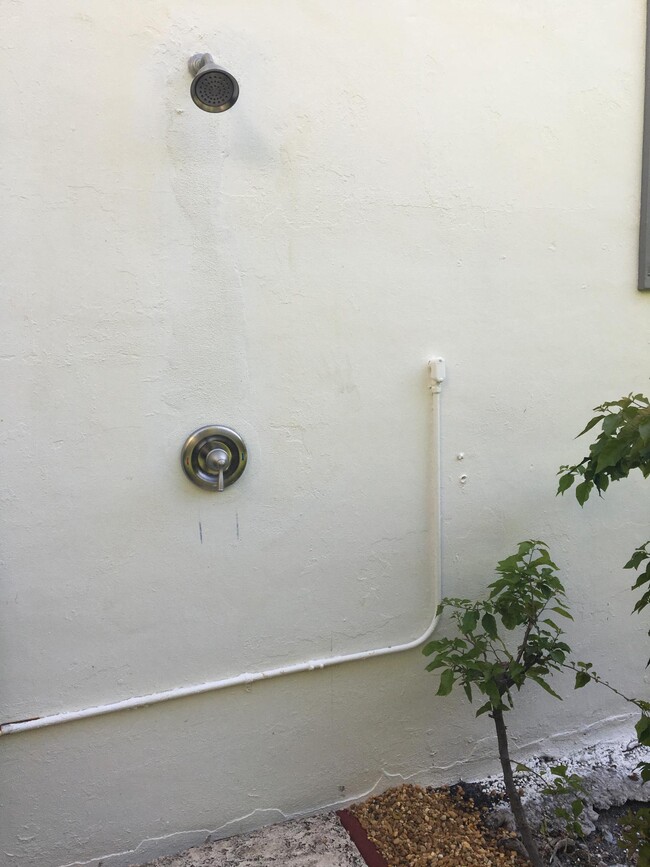 Building Photo - 27 E Rd