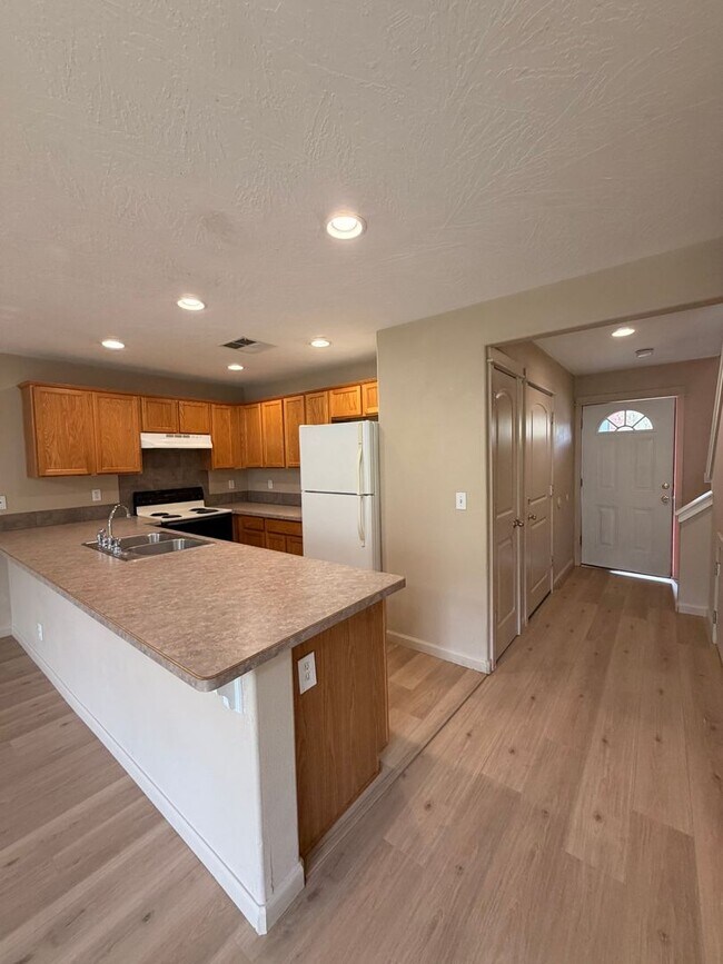 Building Photo - 3-Bedroom Duplex in Lowell