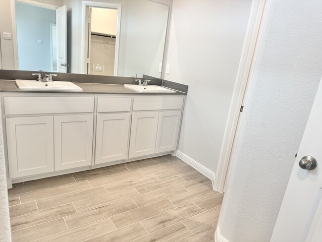 Building Photo - 121 Daffodil Ln