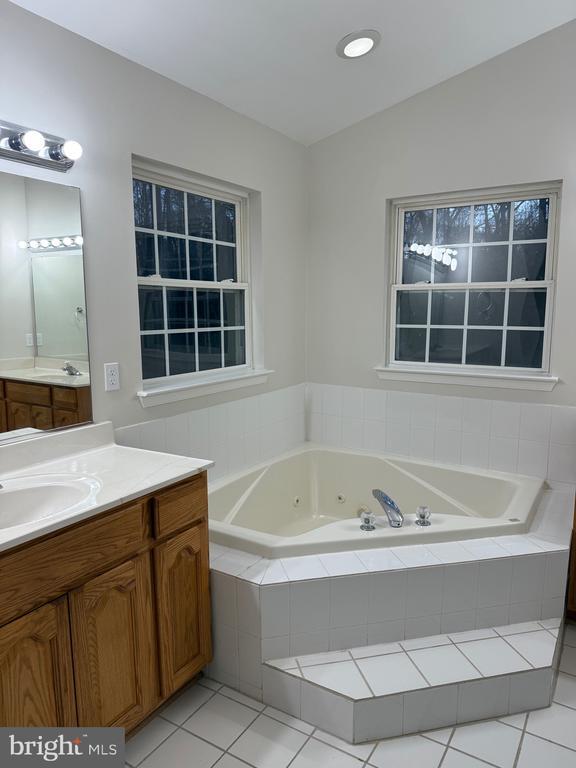 Building Photo - 6407 Sunset Rd