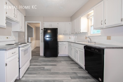 Building Photo - 15211 Navaho-