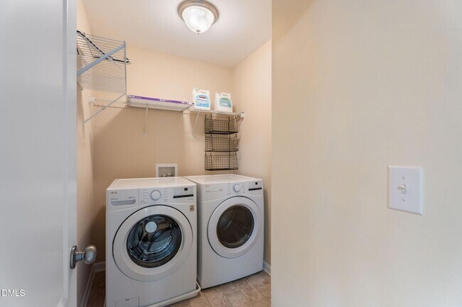 Building Photo - 855 Ember Dr