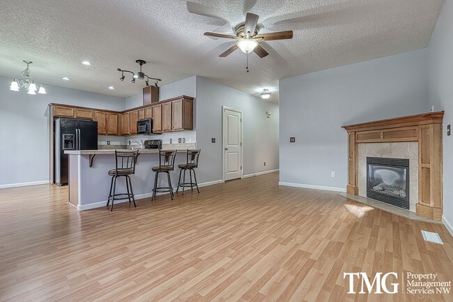 Building Photo - Lovely 3 Bed 2.5 Bath Home in Minnehaha Neighborhood!