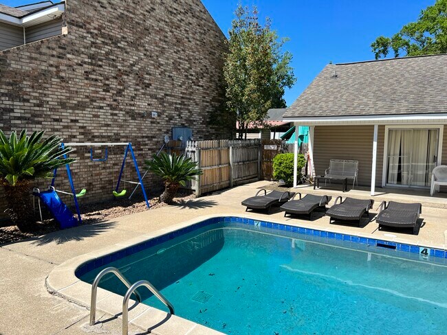 Building Photo - 6212 Stumberg Ln