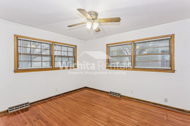 Building Photo - Large 3 bedroom , 2 bath home