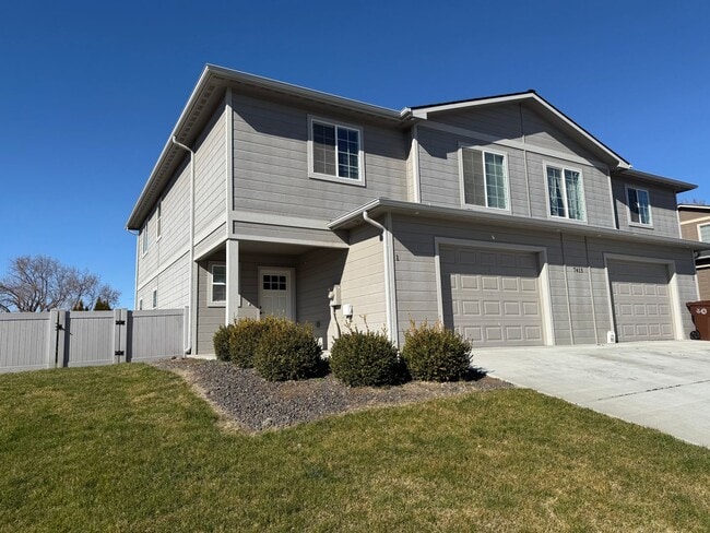 Building Photo - Stunning 4 Bedroom West Valley Townhome - $500 SPECIAL MOVE IN CREDIT