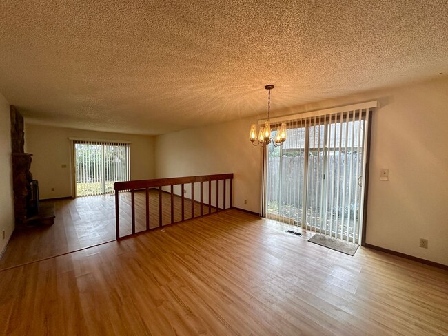 Building Photo - r1078