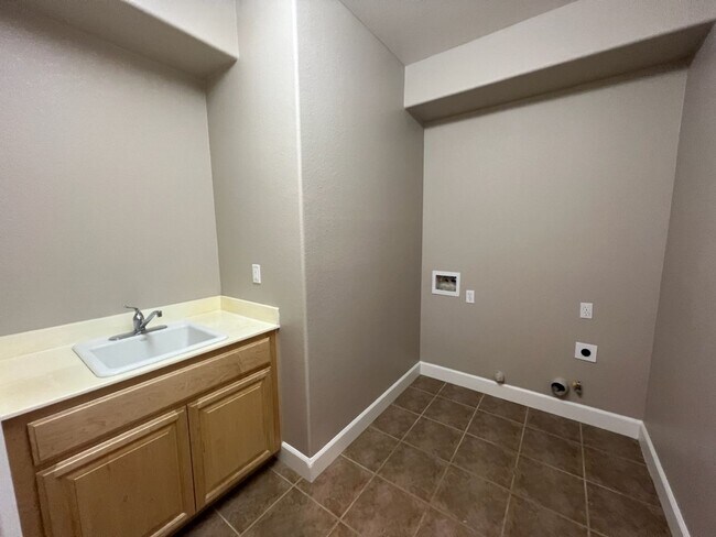 Building Photo - 4 bedroom home with 3 car garage in Patterson!