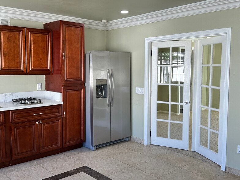 Building Photo - 6563 Park Ridge Blvd