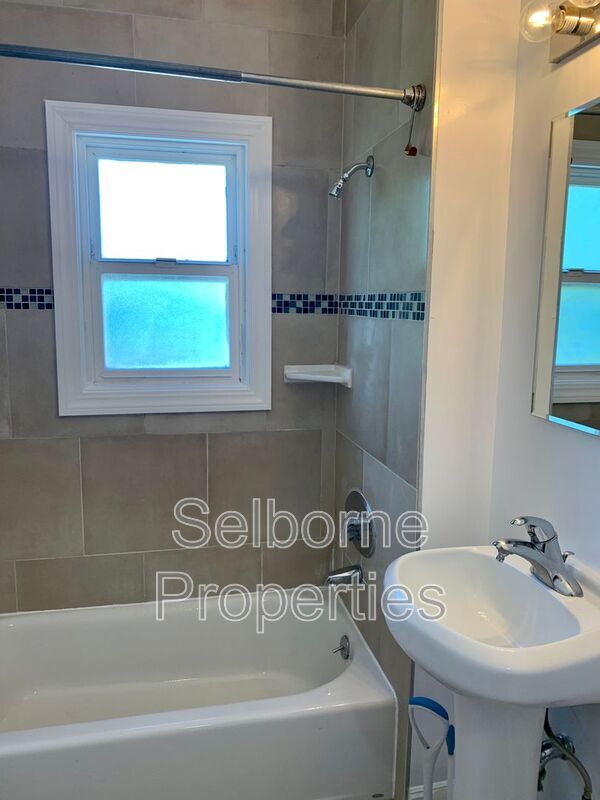 Building Photo - 507 Forest St