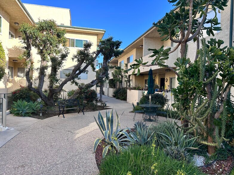 Building Photo - 5328 Newcastle Ave